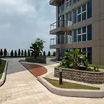 Huge Family Room Jati Junction - Pool & Gym
